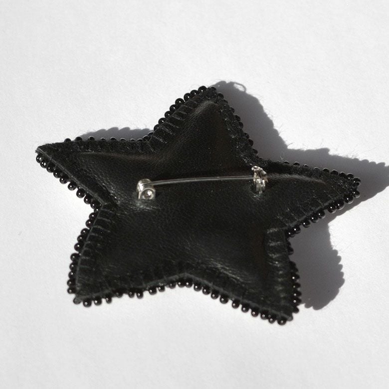 裏面はブラックのラム革を使用