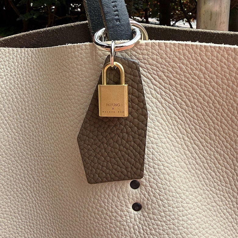 ハッとするオレンジ色の上質なレザーチャーム